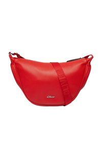 Czerwana skórzana torba na ramię o zaokrąglonym kształcie, z kontrastowym paskiem z wytłoczonym logo i zamkiem błyskawicznym. Gładka tekstura i minimalna okuć.