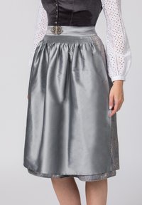 Silberner Satinrock mit gerafftem Design, dekorativem Gürtel und gemustertem Saum. Verfügt über eine glatte Textur und einen subtilen Glanz.