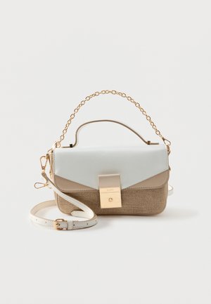 Petit sac à main beige et blanc avec fermoir doré, anse chaîne et bandoulière blanche réglable sur fond clair uni.