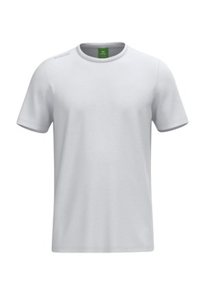Schlichtes weißes T-Shirt mit kurzen Ärmeln und Rundhalsausschnitt, mit grünem Etikett innen im Kragen und subtiler Markenkennzeichnung auf der linken Schulter.