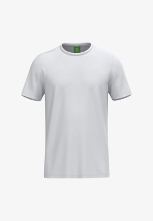 Schlichtes weißes T-Shirt mit kurzen Ärmeln und Rundhalsausschnitt, mit grünem Etikett innen im Kragen und subtiler Markenkennzeichnung auf der linken Schulter.