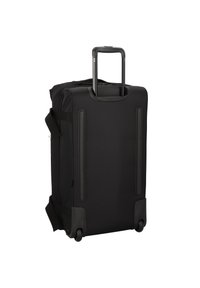 Valise noire à roulettes avec une poignée télescopique, texture lisse, deux roues et accents verticaux. Les coins renforcés améliorent la durabilité.