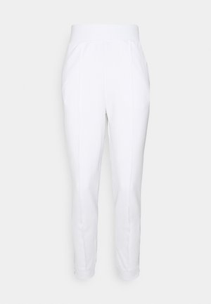 Bílé kalhoty na míru s širokým elastickým pasem, úzkým střihem, bočními kapsami a manžetami u kotníků. Hladká, lehká textilie.