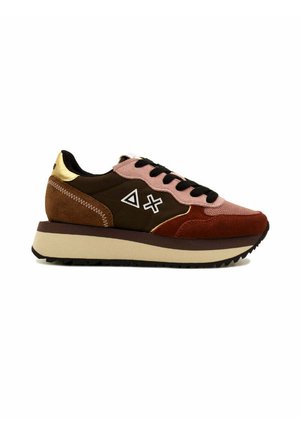 Sneaker con tomaia in suede e tessuto marrone, rosa e rosso; presenta lacci neri, un tacco con accento dorato e una robusta suola intermedia beige.
