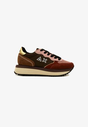 Sneaker con tomaia in suede e tessuto marrone, rosa e rosso; presenta lacci neri, un tacco con accento dorato e una robusta suola intermedia beige.