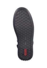 Semelle de chaussure en caoutchouc noire avec un motif texturé en losanges ; logo rouge "rieker" près du talon ; bords légèrement surélevés.