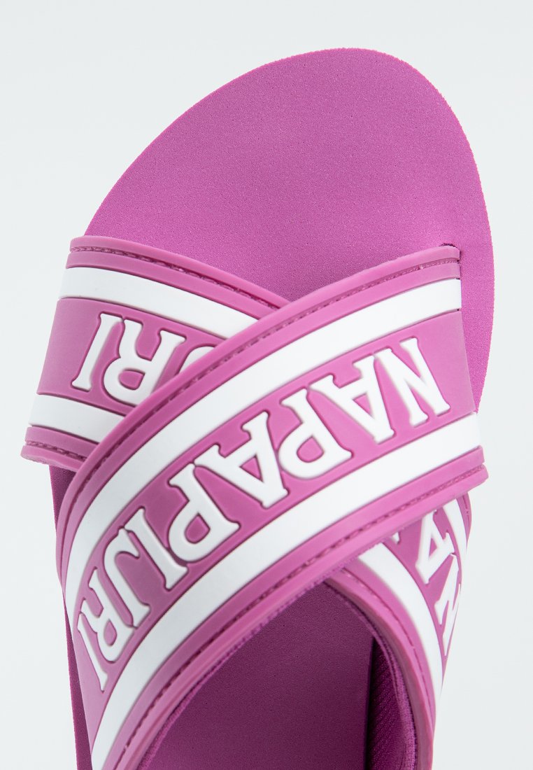 Różowe klapki z matowym wykończeniem, z dwoma szerokimi pasek w kolorze różowym i białym z napisem "NAPA PALI" w pogrubionej czcionce.