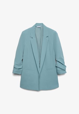 Jasnoniebieska marynarka o dopasowanym kroju, z wyciętymi klapami, dwoma przednimi kieszeniami i podwiniętymi rękawami, wykonana z gładkiej tkaniny.