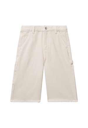 Bermudas cargo beige de algodón con un acabado texturizado. Cuentan con bolsillos laterales, pasadores para cinturón y un cierre de botón.