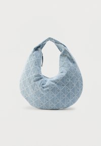 Μπλε υφασμάτινη τσάντα ώμου με στρογγυλεμένο σχήμα, υφή με μοτίβα και επάνω χερούλι. Κλείνει με φερμουάρ και έχει το ίδιοχρωμο λογότυπο σε όλη την επιφάνεια.