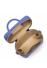 Borsa rotonda e strutturata in pelle blu cobalto con zip dorata. L'interno presenta una fodera beige e scomparti per l'organizzazione.