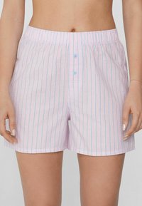 Boxers roses clairs avec des rayures bleues, taille élastique et fermeture à trois boutons à l'avant. Tissu doux avec une texture légère.