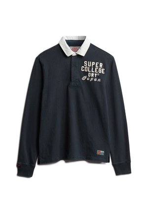 Polo a maniche lunghe navy con colletto bianco, caratterizzato da testo ricamato "SUPER COLLEGE DRY JAPAN" e una piccola toppa con logo sull'orlo.