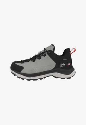 Lage wandelschoen in grijs en zwart met een gestructureerde zool, zwarte veters, Gore-Tex-label en een rood treklipje aan de hiel.