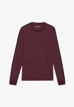 Camicia bordeaux a maniche lunghe in cotone, con strisce nere ai lati e un piccolo logo verde sul petto. Collo a giro casual e polsini a costine.