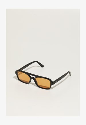 Óculos de sol retangulares pretos com lentes castanhas, apresentando uma frente plana, armação robusta e hastes retas pretas. Design leve.