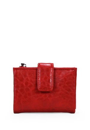 Cartera de cuero rojo con acabado texturizado, con cierre de imán y un bolsillo con cremallera para almacenamiento seguro. Forma compacta y rectangular.