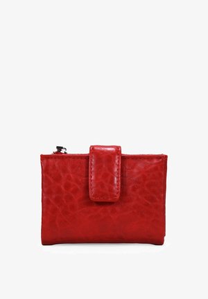 Cartera de cuero rojo con acabado texturizado, con cierre de imán y un bolsillo con cremallera para almacenamiento seguro. Forma compacta y rectangular.