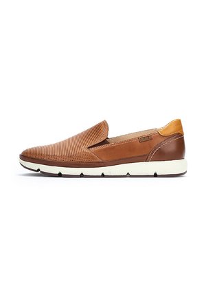 Zapato marrón de cuero sin cordones con textura perforada, punta redondeada, detalles en contraste en color marrón claro y suela de goma blanca con detalles negros.