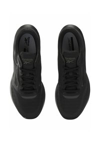 Chaussures de sport noires avec tige en mesh et accents synthétiques. Présentent des lacets, une languette rembourrée et un logo au talon. La semelle est texturée pour une meilleure adhérence.