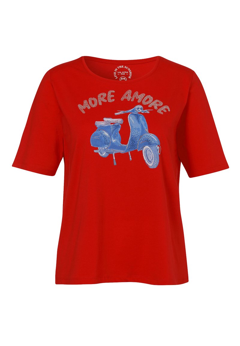 Rode katoenen T-shirt met een grafiek van een blauwe scooter en de tekst "MORE AMORE" in een speelse lettertype en een ronde hals. Korte mouwen.