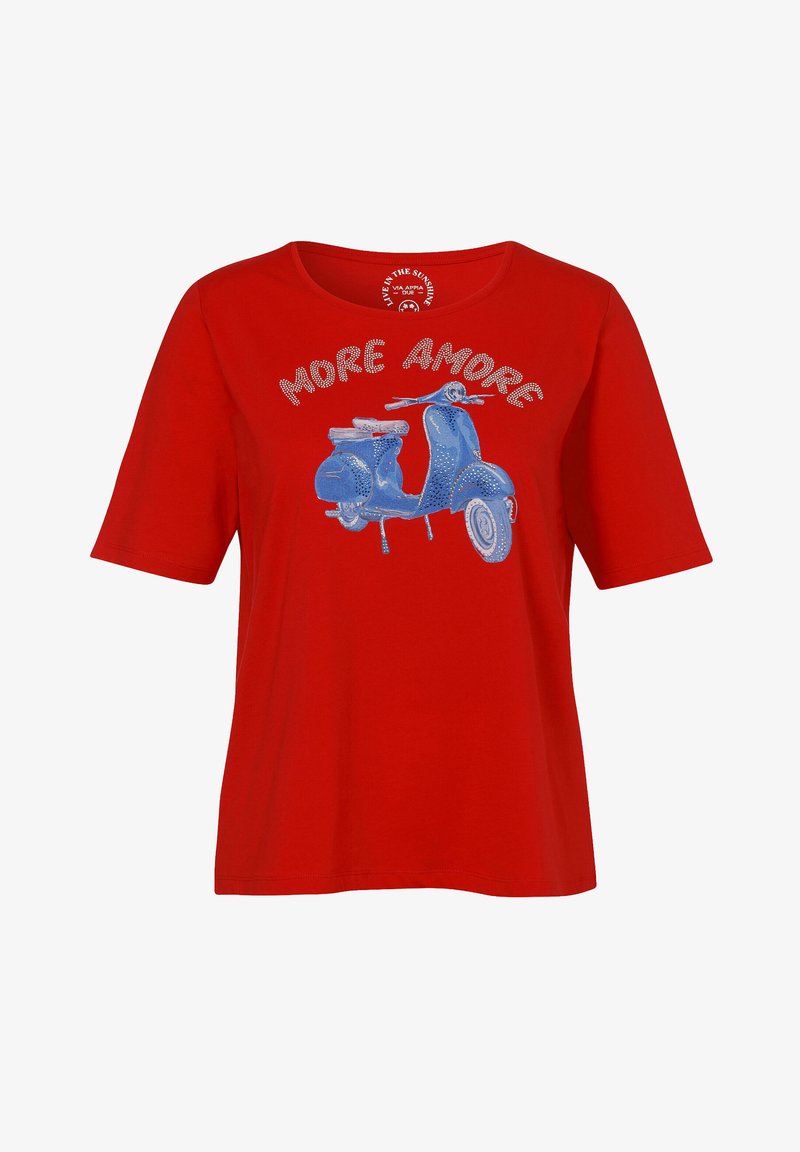 Rotes Baumwoll-T-Shirt mit einem blauen Roller-Graphic und dem Text "MORE AMORE" in einer verspielten Schriftart sowie einem Rundhalsausschnitt. Kurze Ärmel.