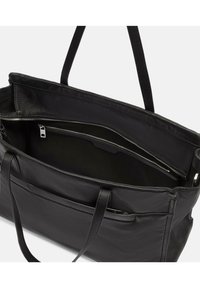 Czarna skórzana torba typu tote z przestronnym wnętrzem, kieszenią na zamek błyskawiczny i dwoma długimi uchwytami. Charakteryzuje się gładką teksturą i minimalistycznym designem.