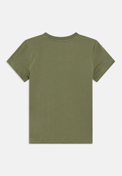 Πράσινο ελιάς κοντομάνικο μπλουζάκι, ύφασμα από απαλό βαμβάκι, στρογγυλή λαιμόκοψη, απλό σχέδιο, χωρίς εμφανή λογότυπα ή μοτίβα, ίσια ζώνη, όψη από πίσω.