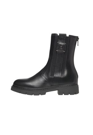 Zwarte leren enkelboots met een zijrits, een panel van textuurstof, een stevige rubberen zool en decoratieve hardwareaccenten.