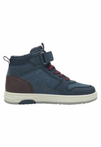 Chaussure montante marine en mélange de textile et cuir. Présente des lacets rouges, une sangle Velcro et un talon marron texturé. Semelle en caoutchouc avec un motif de traction.