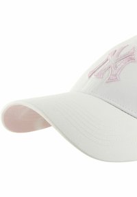 Cappellino da baseball bianco con un logo ricamato rosa chiaro. Il visiera è leggermente curvata con un tessuto testurizzato. Cinghia regolabile sul retro.