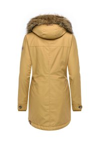 Żółta parka z kapturem z sztucznego futra, długimi rękawami i guzikami przy mankietach. Gładka tekstura, regularny krój i średnia długość.