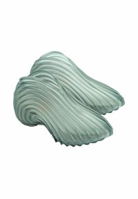 Formas de silicona verde brillante que parecen ondas en movimiento con crestas distintas, textura suave y bordes contorneados; diseño flexible y ligero.