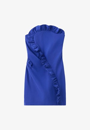 Minivestido azul real sin tirantes con un detalle de volante curvado que corre en diagonal desde el borde superior hasta el dobladillo.