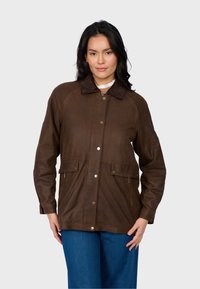 Brązowa skórzana kurtka z kołnierzem, zapięciem na zatrzask z przodu, dwiema przednimi kieszeniami i luźnym krojem. Posiada gładką teksturę i kontrastowe detale.