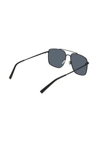 Occhiali da sole black metal con lenti quadrate, lenti grigie oscurate, aste sottili e parapetto in gomma per il comfort. Design minimalista e leggero.