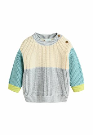 Pulover tricotat în gri deschis, cu corp crem și mâneci albastru aqua. Prezintă un guler și tiv striați și două nasturi decorativi pe umăr.