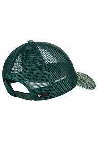 Zelena mrežasta kapa s uzorkovanom viziricom, koja ima plastičnu podesivu traku i logotip na stražnjoj strani. Mrežasti dizajn potiče ventilaciju.