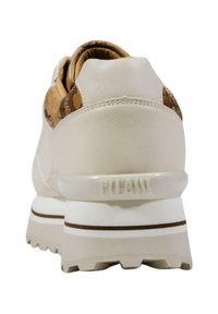 Zapatilla beige con tacón y suela blanca y marrón, con un collar acolchado que presenta un detalle de patrón marrón y "FOLASSI" grabado en la pestaña del talón.