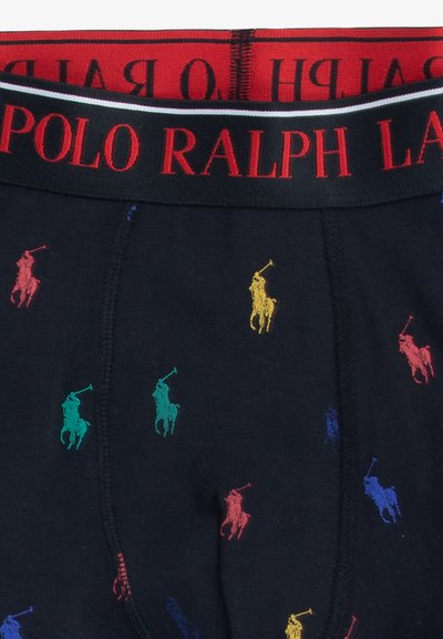 Morske bombažne bokserice z rdečim elastičnim pasom, na katerem je napis "POLO RALPH LAUREN." Opremljene so s pisanimi logotipi igralca polo v zeleni, rumeni, rdeči in modri barvi.