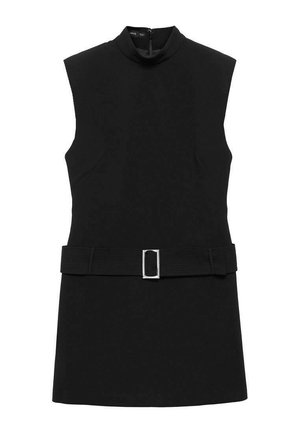 Ärmelloses schwarzes Minikleid mit Stehkragen und breitem Gürtel mit rechteckiger silberner Schnalle, auf weißem Hintergrund dargestellt.