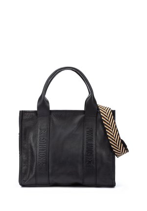 Sac fourre-tout en cuir noir avec le nom de la marque embossé à l'avant et une bandoulière amovible ornée d'un motif chevron noir, blanc et or.