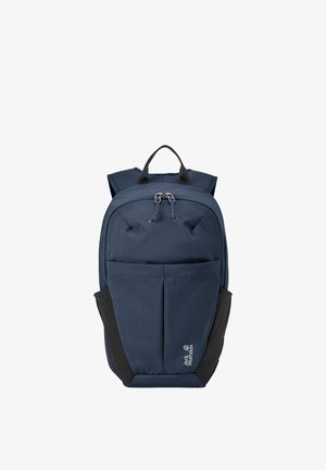 Marineblauwe rugzak met zwarte zijpanelen, dubbele ritssluiting, gewatteerde schouderbanden en een voorzijde met Jack Wolfskin-logo.