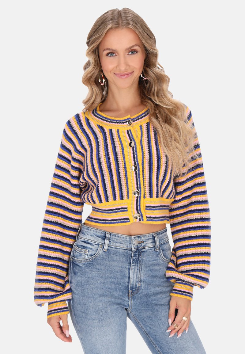 Gestreepte cropped cardigan in geel, roze en marineblauw, met een ronde halslijn, lange mouwen en metallic knopen aan de voorkant.