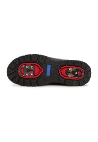 Suela de zapato negra con surcos profundos, acentos rojos y fijaciones metálicas para clavos. Presenta un detalle rectangular azul cerca del centro.