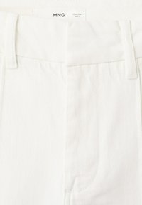 Weiße Jeanshose mit Gürtelschlaufen, Reißverschluss vorne und sichtbarem Markenlabel mit den Größen EU 36, USA 4, MEX 3.