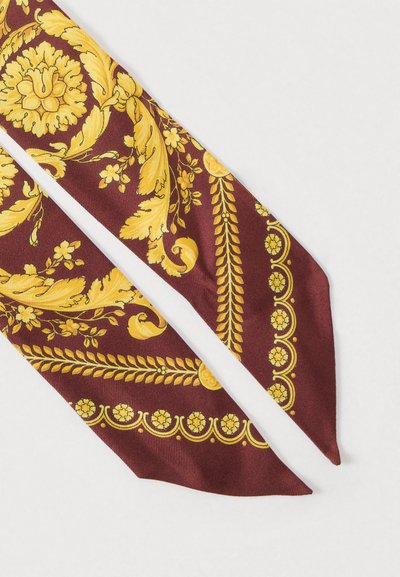 Μπορντό μεταξωτό μαντήλι με κίτρινο λουλουδάτο και πεϊσλεϊ σχέδιο, με μυτερά άκρα και λεία υφή.