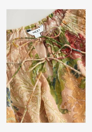Lettet blomsterbluse i beige med grønne og røde mønstre, snorehalsudskæring og gennemsigtig tekstur. Etiket læser "NEXT."
