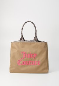 Borsa tote in nylon beige con logo "Juicy Couture" rosa, manici a fantasia e zip superiore. Spaziosa con una texture liscia.