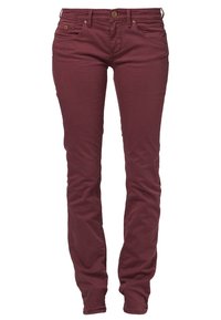 Vaqueros ajustados color burdeos hechos de una mezcla de algodón, con cinco bolsillos, cierre frontal con botón y un detalle sutil del logo en la parte trasera.